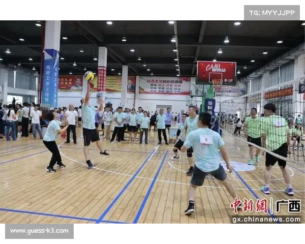 柳州中学生排球联赛彰显体育精神，队员裤脚沾尘不言弃